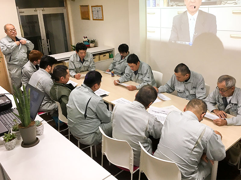 オフィスでの社員ミーティング