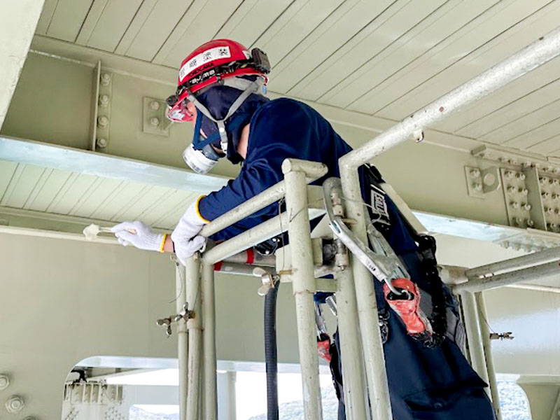 橋梁の塗装を行う補修作業スタッフ