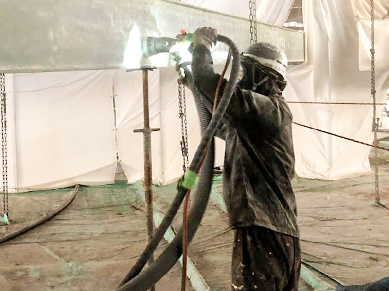 橋梁を塗装する補修作業スタッフ