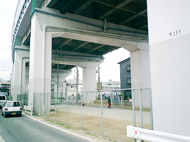 高速道路のコンクリート構造物